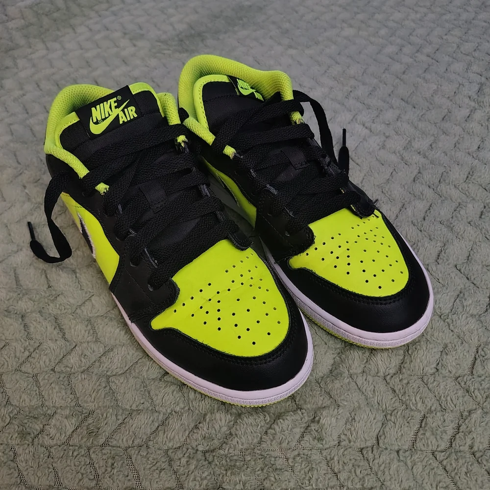 Nike Kids Black and Neon Yellow Low-Top Sneakers